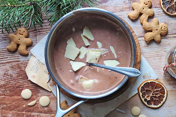 Likier pierniczek w czekoladzie rozpuszczanie białej czekolady w kremówce z przyprawami