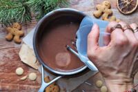 dodawanie wódki do masy czekoladowej