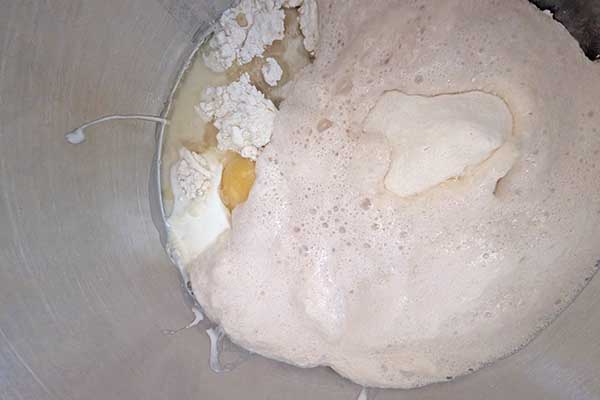 dodawanie rozczynu drożdżowego do ciasta