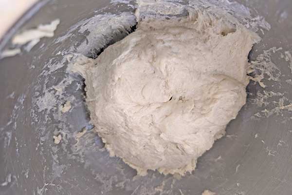 zagniecione ciasto na parówki w cieście drożdżowym