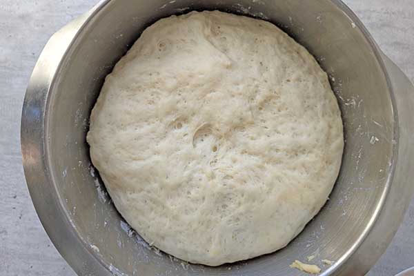 wyrośnięte ciasto drożdżowe