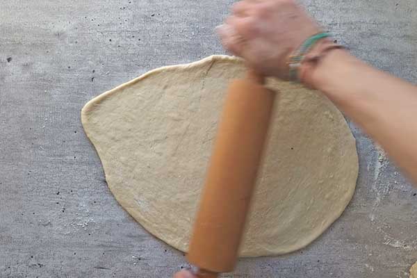 wałkowanie ciasta drożdżowego na parówki w cieście