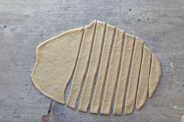 dzielenie ciasta drożdżowego w paski