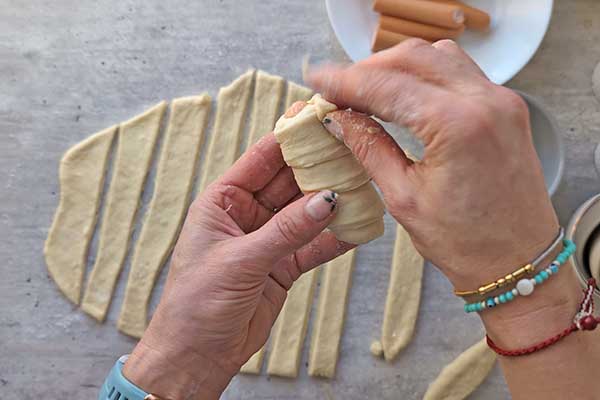 zawijanie parówek w ciasto drożdżowe