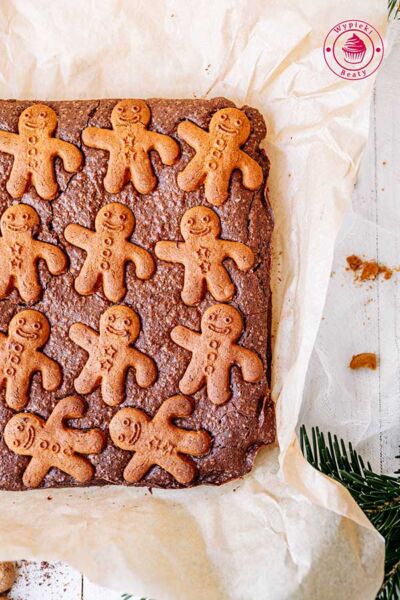 proste i szybkie świąteczne piernikowe ciasto czekoladowe przepis krok po kroku na bożonarodzeniowe ciasto czekoladowe z pierniczkami