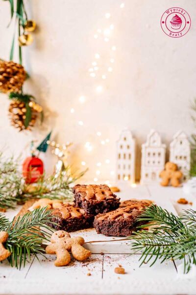 czekoladowo-piernikowe ciasto z pierniczkami na boże narodzenie piernikowe ciasto czekoladowe z pierniczkami