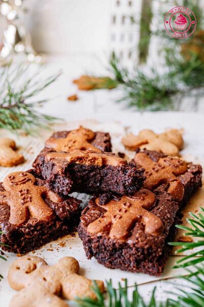 mocno czekoladowe ciasto z przyprawą do piernika i pierniczkami ciasto czekoladowe z pierniczkami na wierzchu