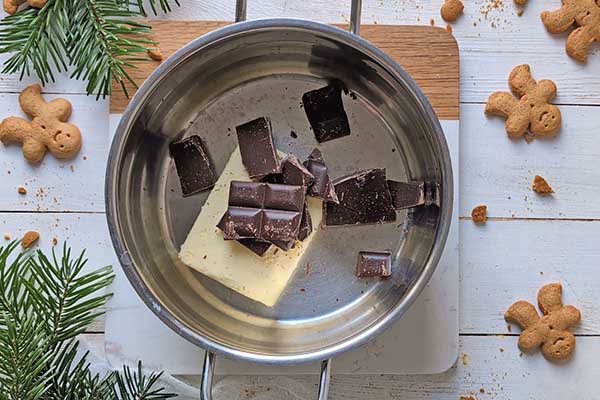 Piernikowe brownie z pierniczkami rozpuszczanie czekolady i masła na ciasto brownie