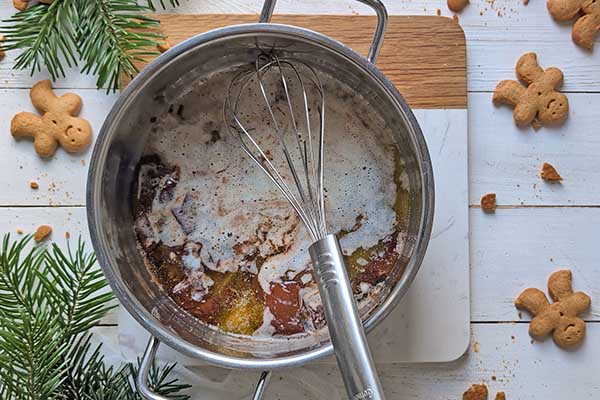 Piernikowe brownie z pierniczkami mieszanie masy czekoladowej