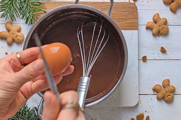 Piernikowe brownie z pierniczkami dodawanie jajek do masy na ciasto brownie