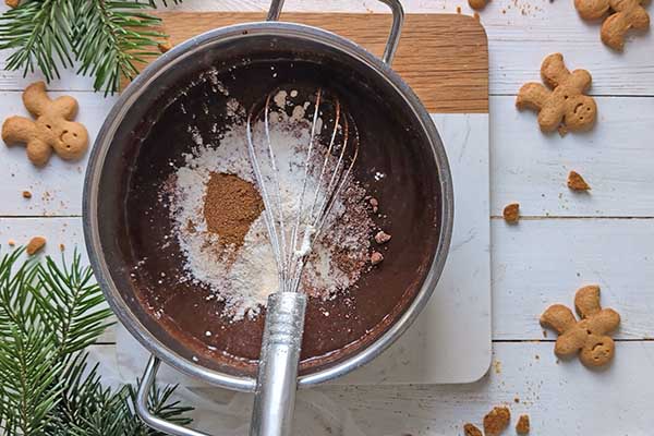 Piernikowe brownie z pierniczkami dodawanie mąki do ciasta na brownie