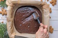 wykładanie ciasta brownie do formy do pieczenia