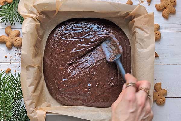 Piernikowe brownie z pierniczkami wykładanie ciasta brownie do formy do pieczenia