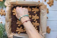 układanie pierniczków na cieście brownie