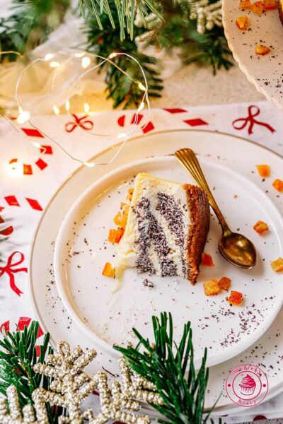 tradycyjny sernikomakowiec w nowej formie ciasta zebry świąteczny seromakowiec na spodzie z korzennych ciasteczek