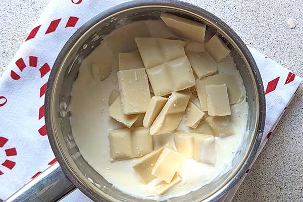 Sernik makowa zebra rozpuszczanie białej czekolady w gorącej kremówce