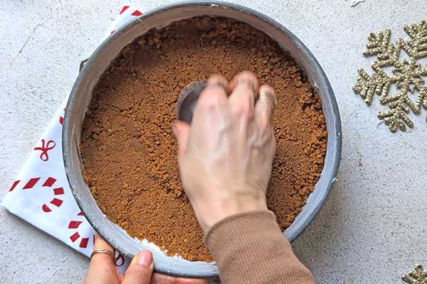 Sernik makowa zebra wylepianie formy do pieczenia pokruszonymi ciastkami z masłem