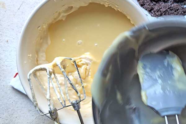 Sernik makowa zebra dodawanie przestudzonej czekolady do masy sernikowej