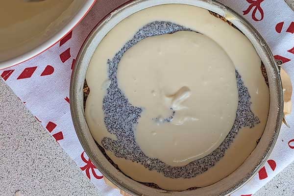 Sernik makowa zebra nakładanie warstw sernika zebry do formy do pieczenia