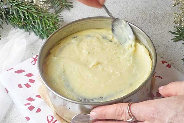 Sernik makowa zebra smarowanie sernika zebry polewą z białej czekolady