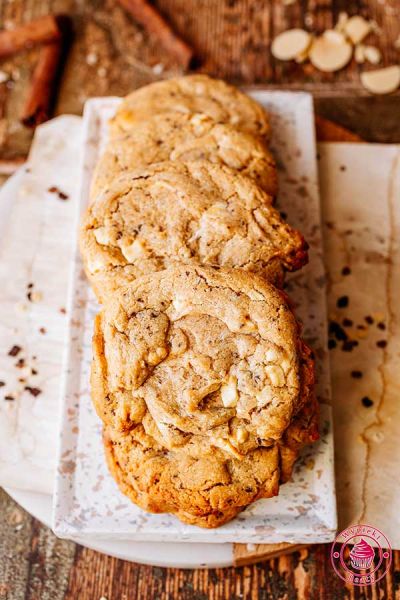 domowe ciasteczka z kawałkami czekolady i kawą kawowe ciasteczka cappuccino z białą czekoladą