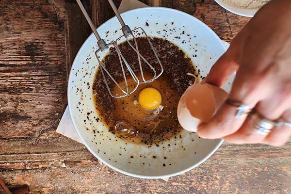 Szybkie ciastka cappuccino dodawanie jajka do ciasta na ciasteczka kawowe