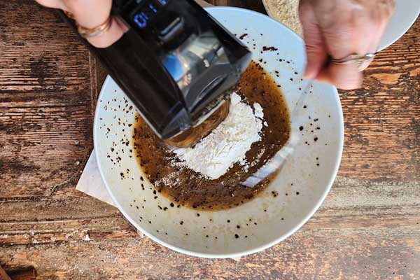 Szybkie ciastka cappuccino dodawanie mąki do ciasta na ciastka kawowe