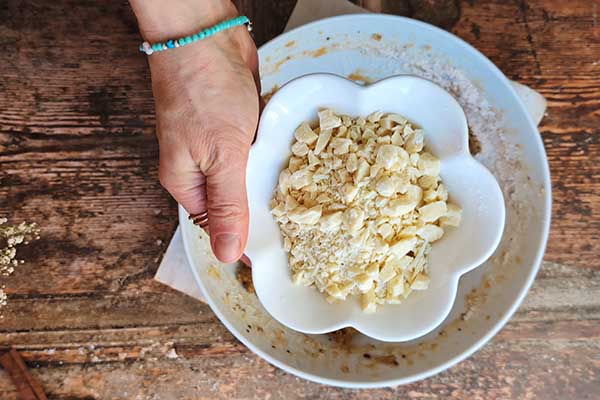 Szybkie ciastka cappuccino posiekana biała czekolada do ciasteczek cappuccino