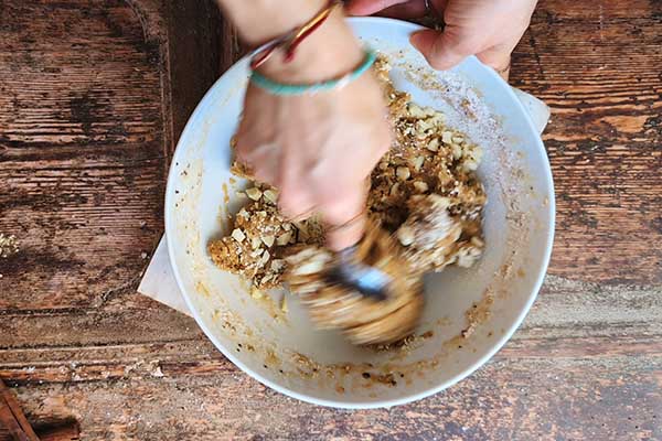 Szybkie ciastka cappuccino mieszanie masy na ciastka z posiekaną białą czekoladą