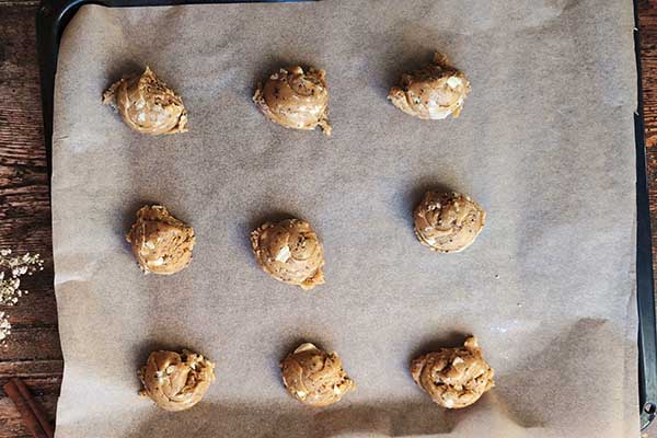 Szybkie ciastka cappuccino ciastka cappuccino ułożone na blaszce do pieczenia