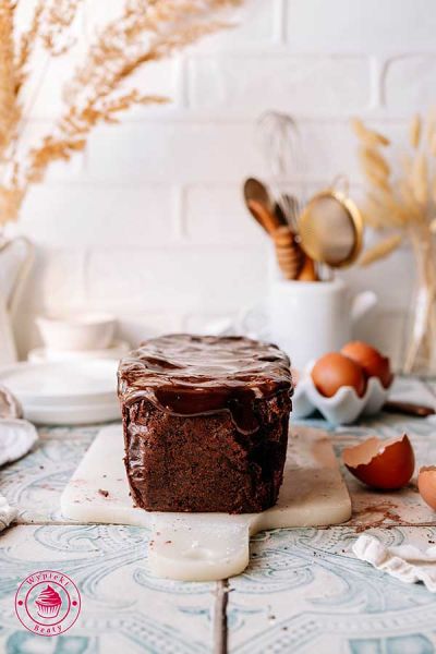 widok na czekoladowe ciasto oblane gęstą polewą czekoladową wilgotne i proste czekoladowe ciasto z polewą czekoladową