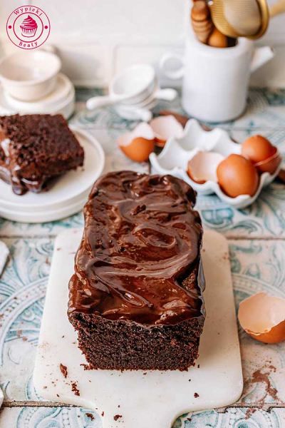 prosty przepis na czekoladowe ciasto na jogurcie z polewą czekoladową szybkie wilgotne ciasto czekoladowe na jogurcie