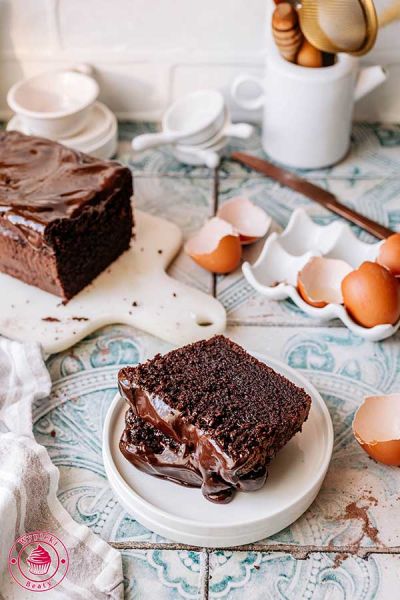 mocno czekoladowe i wilgotne ciasto z gorzkim kakao i jogurtem przepis na czekoladowe ciasto kakaowo-jogurtowe z polewą czekoladową