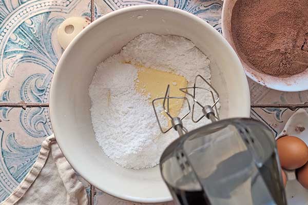 Ciasto kakaowo-jogurtowe miksowanie masła z cukrem na ciasto kakaowe