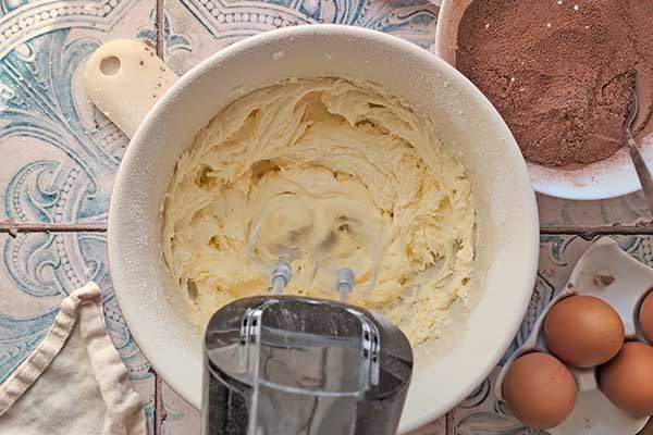 Ciasto kakaowo-jogurtowe zmiksowana na puszysto masa maślana do ciasta kakaowo-jogurtowego