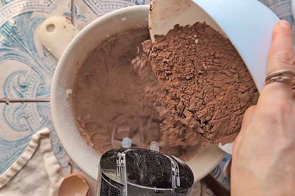 Ciasto kakaowo-jogurtowe dodawanie części mąki z kakao do ciasta