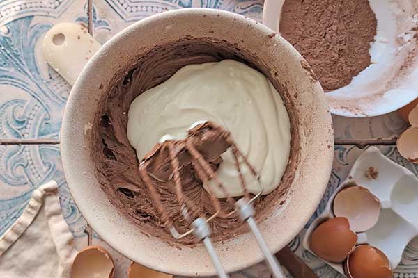 Ciasto kakaowo-jogurtowe dodawanie jogurtu do masy na ciasto