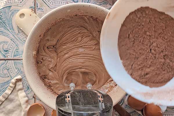 Ciasto kakaowo-jogurtowe dodawanie mąki z kakao do ciasta