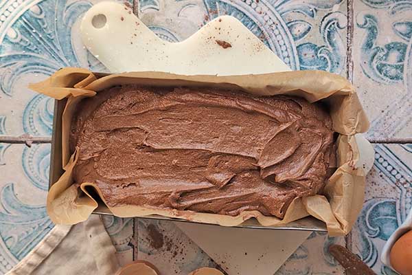 Ciasto kakaowo-jogurtowe kakaowe ciasto na jogurcie w formie do pieczenia