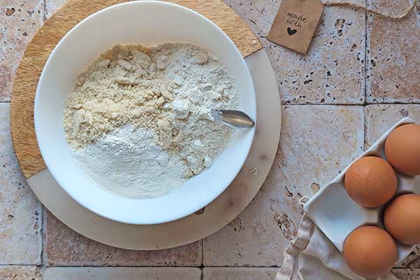 Migdałowe ciasto z jabłkami mieszanie mąki z mielonymi migdałami