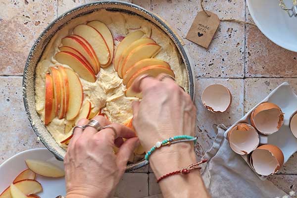 Migdałowe ciasto z jabłkami układanie jabłek na cieście migdałowym