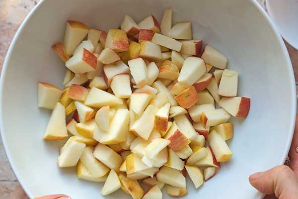 Migdałowe ciasto z jabłkami pokrojone w kostkę jabłka do ciasta migdałowego