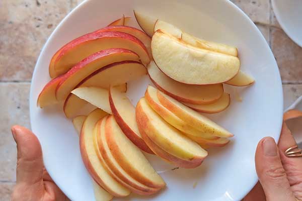 Migdałowe ciasto z jabłkami jabłka pokrojone w plasterki do ciasta migdałowego