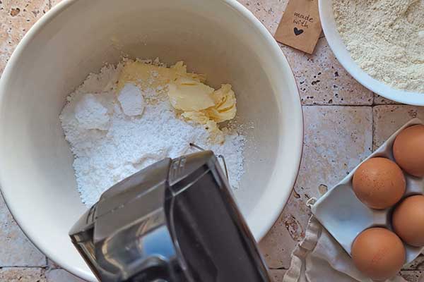 Migdałowe ciasto z jabłkami miksowanie masła z cukrem na ciasto ucierane