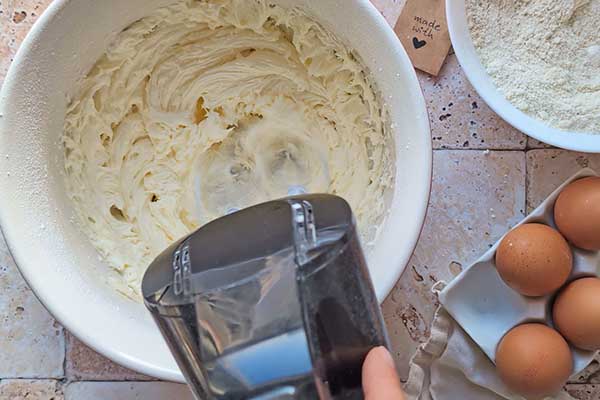 Migdałowe ciasto z jabłkami ubite i dobrze utarte masło z cukrem