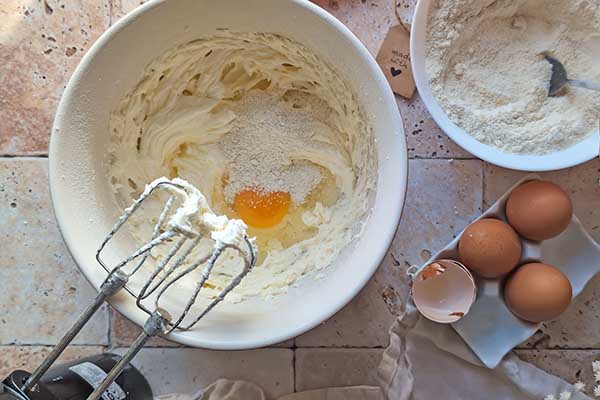 Migdałowe ciasto z jabłkami dodawanie jajek do utartego masła z cukrem