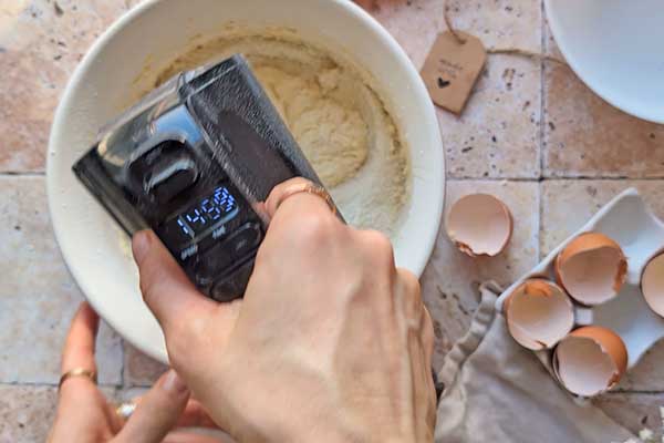 Migdałowe ciasto z jabłkami miksowanie ciasta migdałowego z mąką