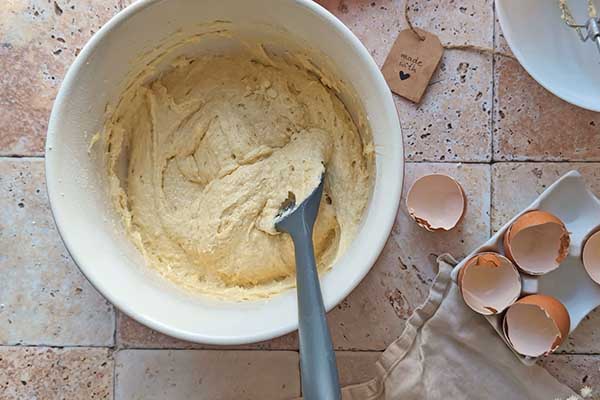 Migdałowe ciasto z jabłkami mieszanie migdałowego ciasta łyżką