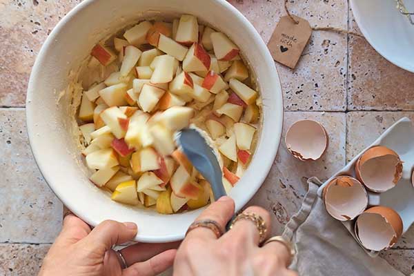 Migdałowe ciasto z jabłkami dodawanie pokrojonych jabłek do migdałowego ciasta