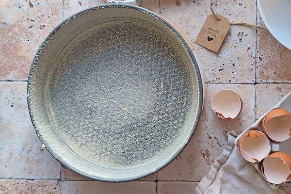 Migdałowe ciasto z jabłkami forma przygotowana na pieczenie ciasta